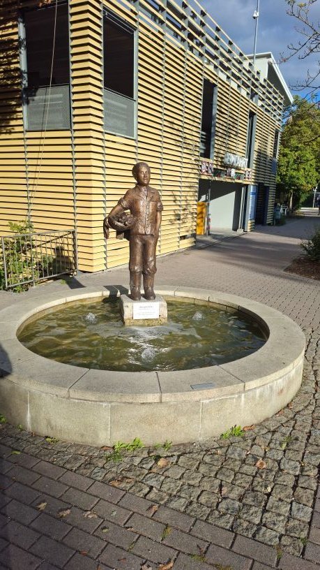 AndDe14's tweet photo. Kunst findet sich in Freising auch abseits der bekannten Sehenswürdigkeiten: der Brunnen am Altstadtparkhaus. Download: 3 €. Poster: ab 10,90 €.
https://t.co/tcKNmRgABW
#Freising #LokaleKunst #QuotesToArt https://t.co/aRvk5ItloG