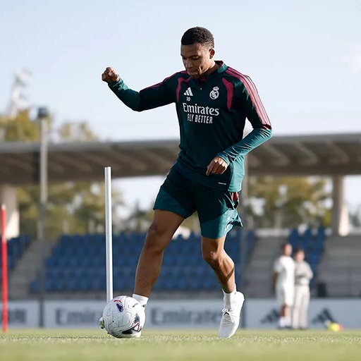 MadridXtra's tweet photo. 🚨 BREAKING: Kylian Mbappé is BACK!

He trained alone at Valdebebas today. https://t.co/1utk4s28H3
