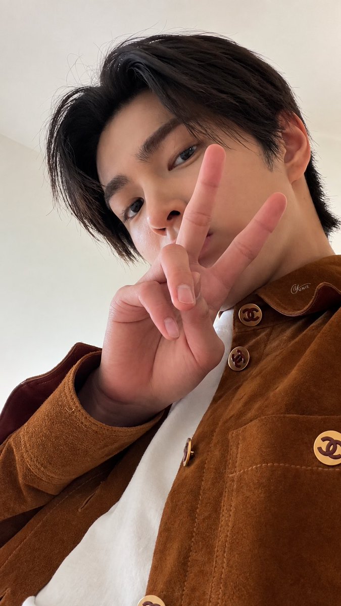GanYunie's tweet photo. KEONHO AT CHANEL PFW

#KEONHOxCHANELSS27
#CHANELSpringSummer 
#KEONHO @CHANEL https://t.co/G3RKK2xar4