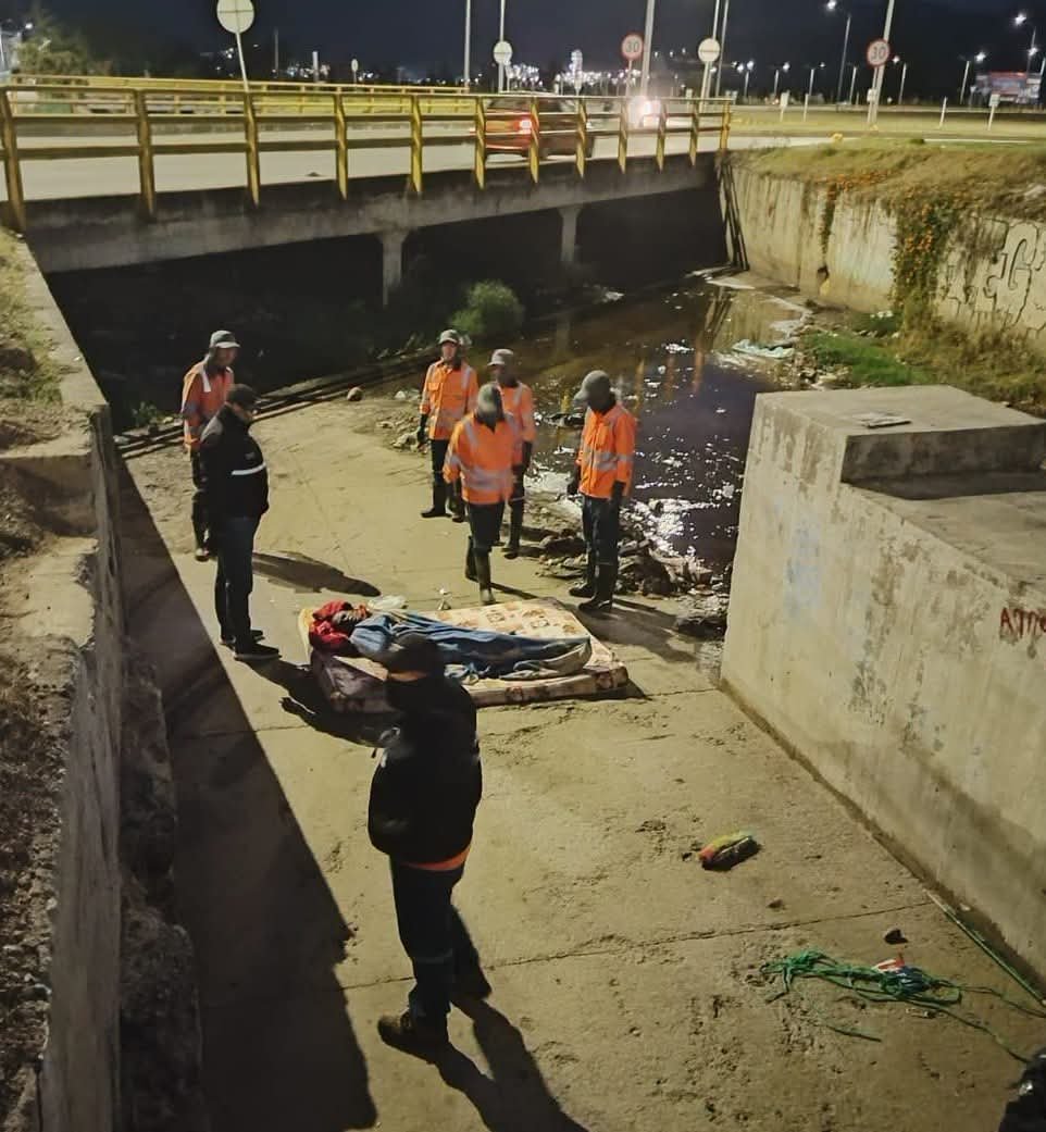 1anoticiass's tweet photo. En #Sogamoso, #Boyacá, Secretaría de Seguridad y Convivencia, junto con el área de aseo de Coservicios, adelanta jornadas de recuperación del espacio público, limpieza y retiro de residuos especiales que generan desorden y afectan la seguridad de todos. 📸 : Prensa Alcaldía. https://t.co/zYetwfcAai