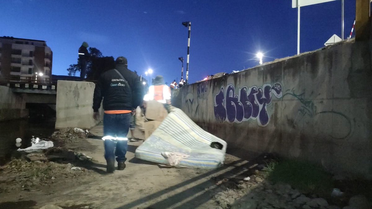 1anoticiass's tweet photo. En #Sogamoso, #Boyacá, Secretaría de Seguridad y Convivencia, junto con el área de aseo de Coservicios, adelanta jornadas de recuperación del espacio público, limpieza y retiro de residuos especiales que generan desorden y afectan la seguridad de todos. 📸 : Prensa Alcaldía. https://t.co/zYetwfcAai