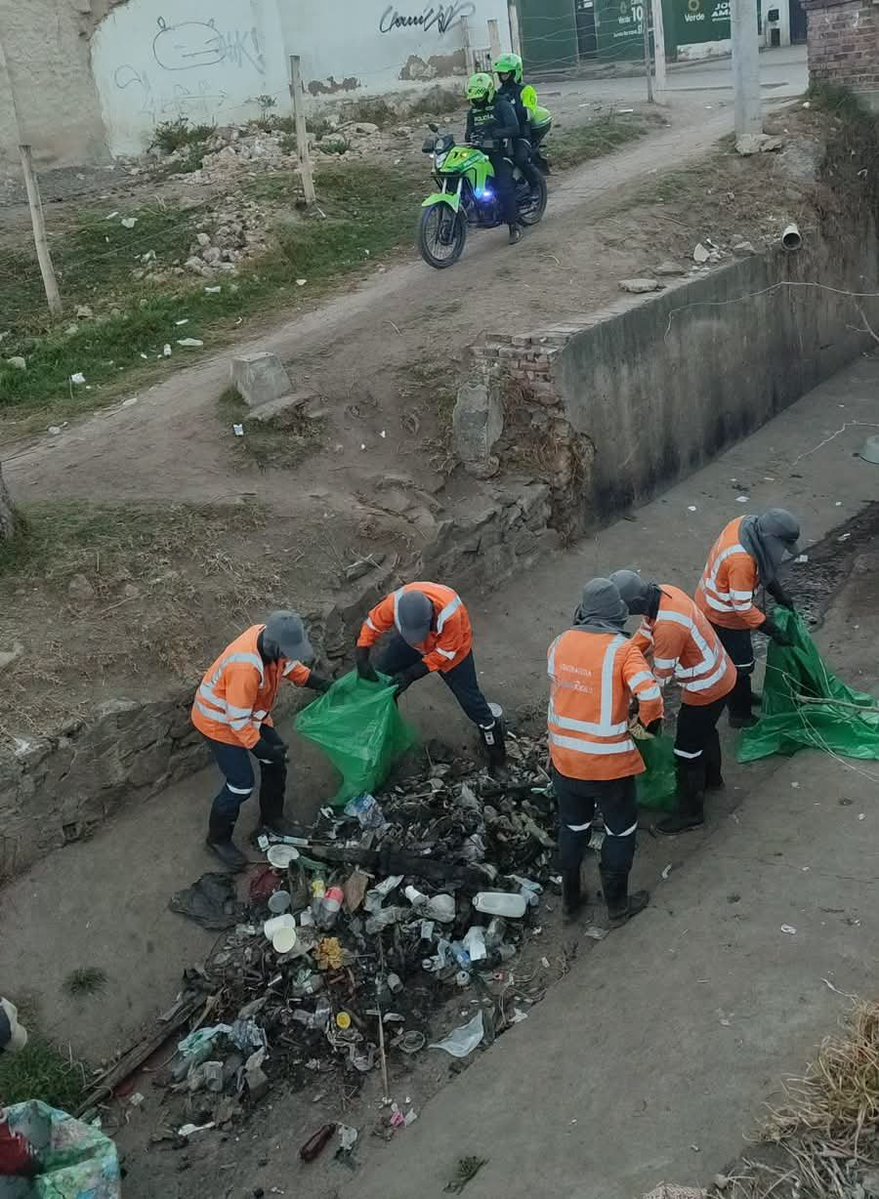 1anoticiass's tweet photo. En #Sogamoso, #Boyacá, Secretaría de Seguridad y Convivencia, junto con el área de aseo de Coservicios, adelanta jornadas de recuperación del espacio público, limpieza y retiro de residuos especiales que generan desorden y afectan la seguridad de todos. 📸 : Prensa Alcaldía. https://t.co/zYetwfcAai
