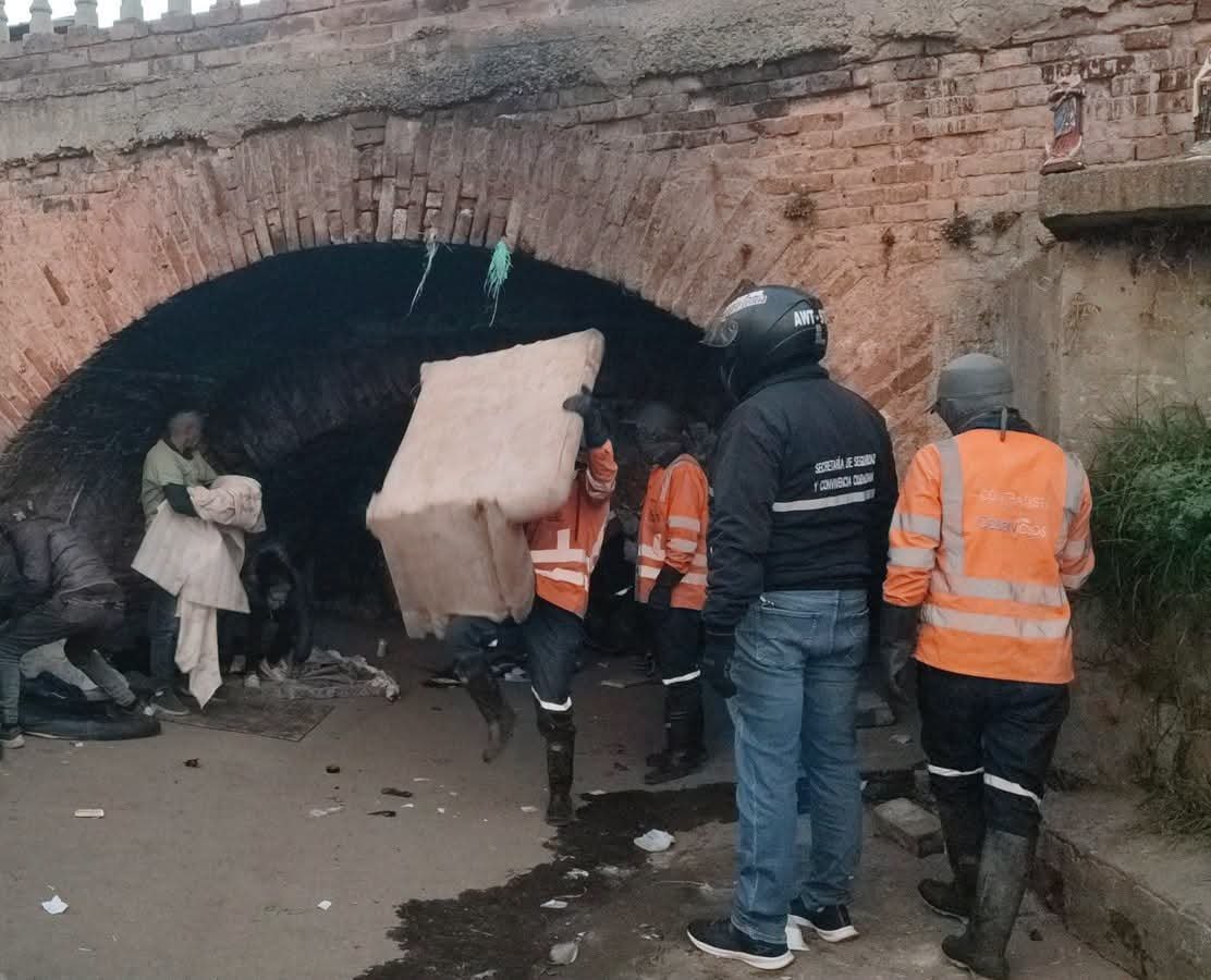 1anoticiass's tweet photo. En #Sogamoso, #Boyacá, Secretaría de Seguridad y Convivencia, junto con el área de aseo de Coservicios, adelanta jornadas de recuperación del espacio público, limpieza y retiro de residuos especiales que generan desorden y afectan la seguridad de todos. 📸 : Prensa Alcaldía. https://t.co/zYetwfcAai