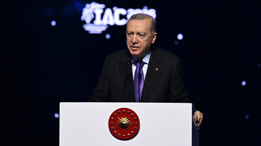 SavunmaEkseni's tweet photo. Türkiye, uzay programında iki önemli projede yeni aşamaya geçti.

Cumhurbaşkanı Erdoğan:

🔻 Türkiye’nin uzay yarışında geri kalmasına asla müsaade etmedik. Önümüze çıkan engellere ve zorluklara rağmen kısa sürede kayda değer mesafe aldık.

🔻 Ay uzay aracının üretim, montaj ve entegrasyon faaliyetlerini tamamladık. Şimdi çevresel testlerini gerçekleştiriyoruz.

🔻 Somali’de hayata geçireceğimiz uzay limanının inşa çalışmalarını başlattık.
