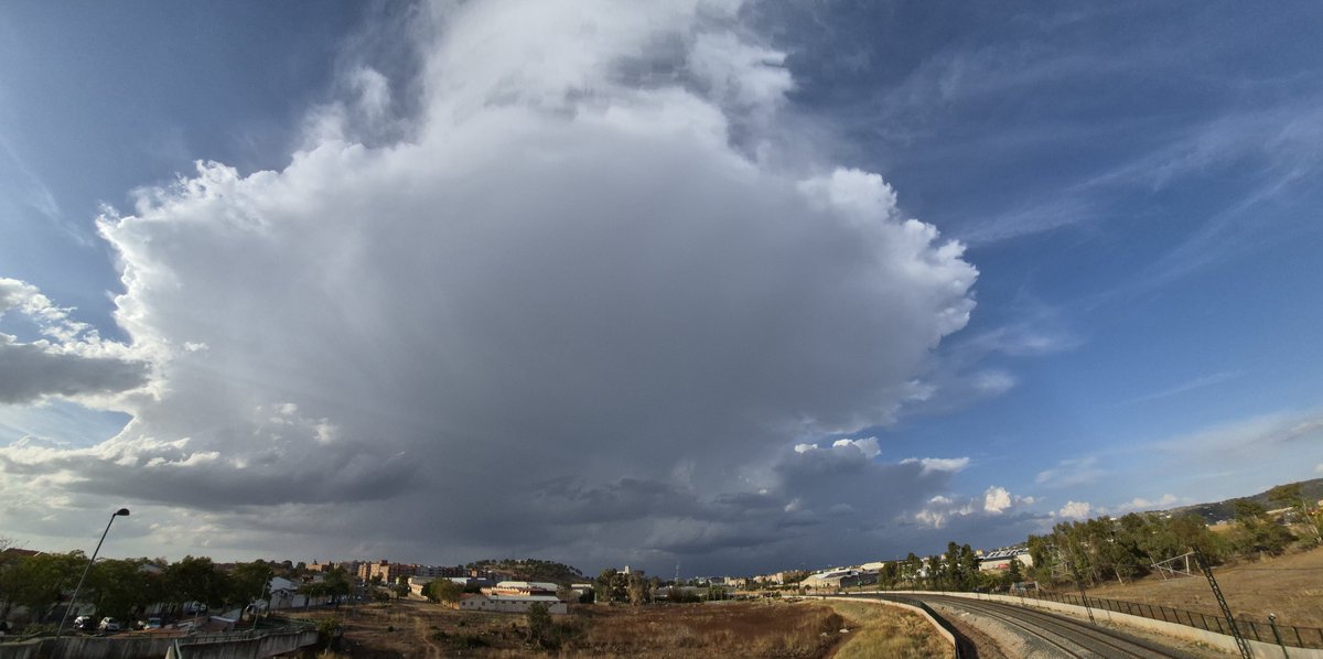 antoniodl_'s tweet photo. La primera ya pasó.  Tormenta 🌩, Cáceres. https://t.co/qWHgZeTvo8