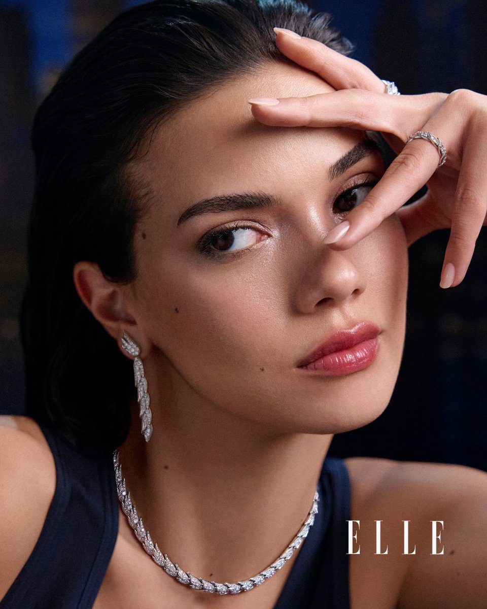 ELLETurkey's tweet photo. #ELLETürkiye Ekim sayımızda, kalıplara sığmayan duruşu ve çok katmanlı dünyasıyla yeni neslin en parlak yeteneklerinden #EylülLizeKandemir yer alıyor. Çekimimizde Kandemir’e; Tiffany &amp; Co.’nun Jean Schlumberger imzalı ikonik “Bird on a Rock” koleksiyonu eşlik ediyor.

#reklam https://t.co/iq7oDycYhQ