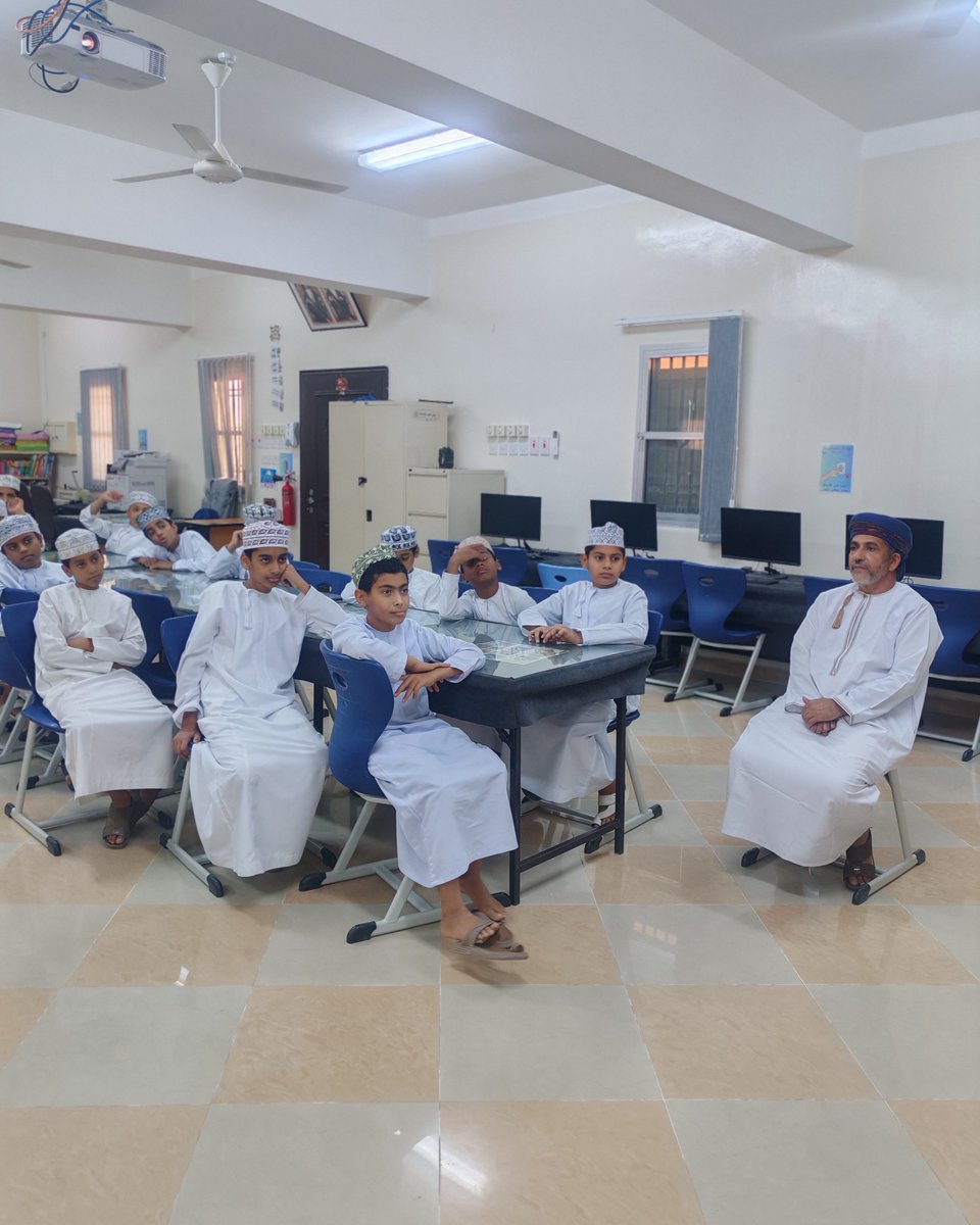 EduGovDkh4603's tweet photo. تعريف الطلبة بـ الأمن السيبراني أصبح ضرورة أساسية في عصرنا الرقمي، حيث يشكل الإنترنت جزءًا لا يتجزأ من حياتهم اليومية ودراستهم. حيث قدم الأستاذ هلال البوسعيدي محاضرة عن الأمن السيبراني و أكد على أهمية الوعي من الإحتيال الرقمي المنتشر بكافة انواعه. https://t.co/LqOauydRb5