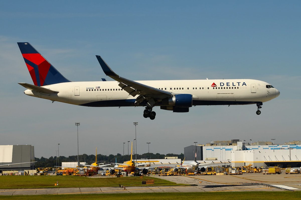 n194at's tweet photo. Delta Air Lines 
Boeing 767-332ER N185DN 
CVG/KCVG Cincinnati/Northern Kentucky Intl Airport
September 26, 2026
Photo credit John Giambone
Flew on her September 26, 2016 ATL-LHR
#AvGeek #Aviation #AvGeeks #Boeing #B767 #Delta #CVG #Cincinnati @CVGairport #Giambone @Delta 🇺🇸 https://t.co/HVAR8cozQs