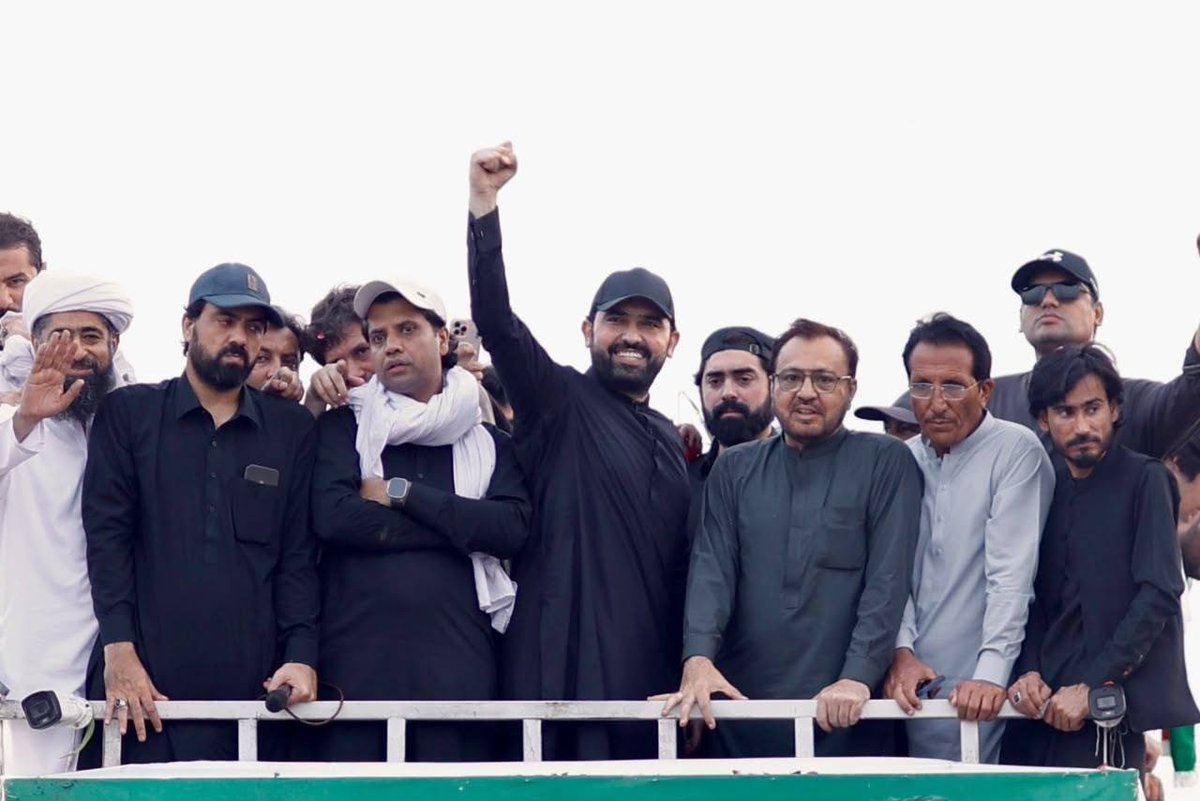 ShafiJanPTI's tweet photo. A glimpse of the energy, unity, and determination on the second day of the peaceful long march from Karak to Lachi, Kohat.

#سر_بکف_میدان_میں 
#اکتوبر5_یوم_عمران_خان 
#خان_کی_سالگرہ_مزاحمت_کے_نام https://t.co/G7oGzcE4ms