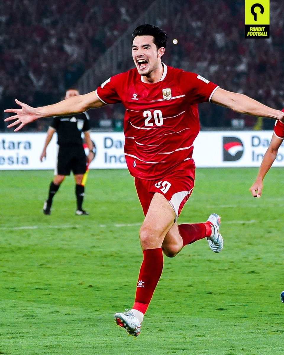 panditfootball's tweet photo. ELKAN BAGGOTT, THE WALL & THE HERO! 

Tampil luar biasa sepanjang ajang FIFA ASEAN Cup, Elkan Baggott menunjukkan kenapa dirinya layak mendapat apresiasi setinggi-tingginya.

Kokoh di lini belakang, berkali-kali melakukan penyelamatan penting untuk menjaga Indonesia tetap bertahan. Dan ketika Garuda berada di ujung kegagalan, Elkan muncul sebagai pahlawan.

Gol penyama kedudukan ke gawang Thailand menjadi momen krusial yang menghidupkan kembali asa Indonesia untuk meraih kemenangan. Jika ada satu nama yang layak disebut sebagai pemain terbaik turnamen ini, Elkan Baggott adalah salah satunya.