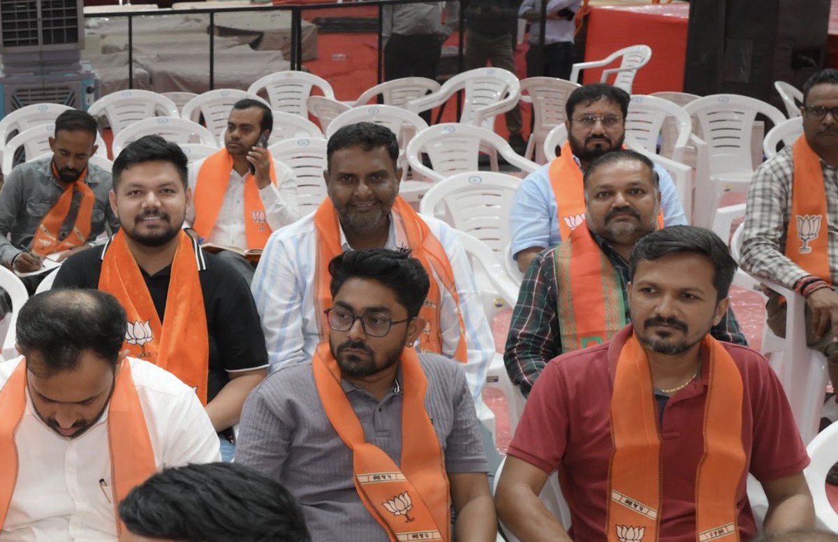 patelrumit7's tweet photo. 🚩 સેવા જ્યોત કાર્યક્રમ – પૂર્વ આયોજન બેઠક

આજરોજ ‘સેવા જ્યોત કાર્યક્રમ’ અંતર્ગત પૂર્વ આયોજન બેઠકનું આયોજન કરવામાં આવ્યું, જેમાં આગામી કાર્યક્રમોની રૂપરેખા તથા આયોજન અંગે વિસ્તૃત ચર્ચા કરવામાં આવી.

રૂમિત પટેલ - મહામંત્રી ચાંદખેડા વોર્ડ ભાજપા 

#bjp #bjpgujarat #navavavdajward https://t.co/QKVc24vH9E