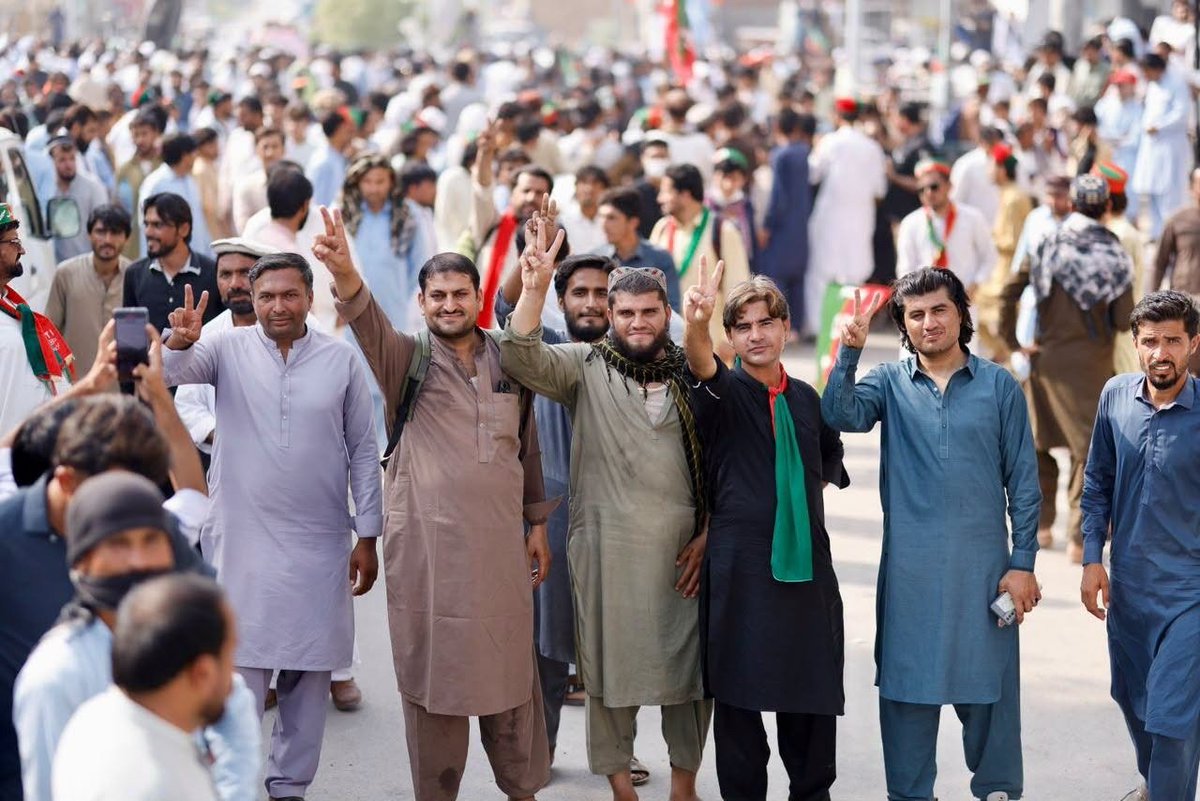 ShafiJanPTI's tweet photo. A glimpse of the energy, unity, and determination on the second day of the peaceful long march from Karak to Lachi, Kohat.

#سر_بکف_میدان_میں 
#اکتوبر5_یوم_عمران_خان 
#خان_کی_سالگرہ_مزاحمت_کے_نام https://t.co/G7oGzcE4ms