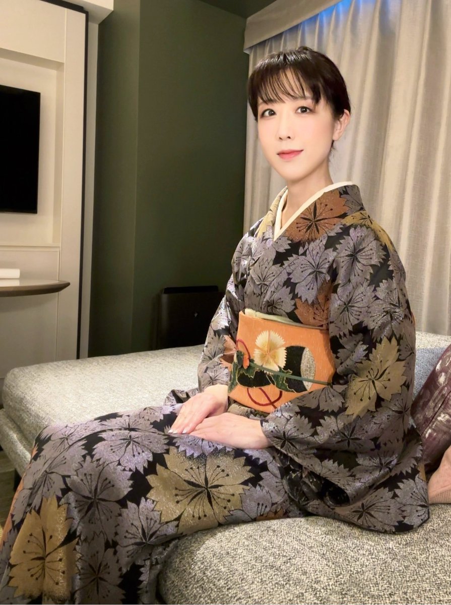 konpeitou127's tweet photo. 大阪旅行・アンティーク着物コーデ③
撫子モチーフで合わせた、金銀漆糸の縫取御召×金駒銀駒漆糸の刺繍帯のコーデ。
帯留は瑪瑙の蔦。 https://t.co/yvnKBw0PCS