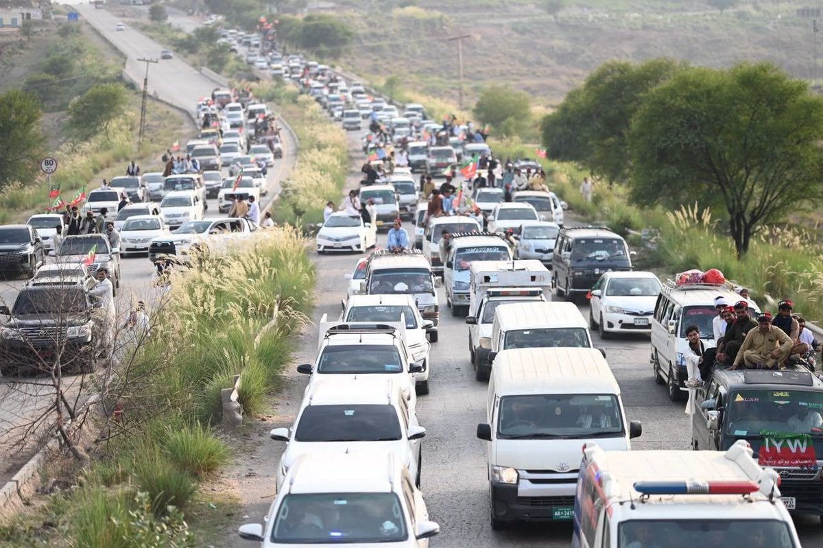 ShafiJanPTI's tweet photo. A glimpse of the energy, unity, and determination on the second day of the peaceful long march from Karak to Lachi, Kohat.

#سر_بکف_میدان_میں 
#اکتوبر5_یوم_عمران_خان 
#خان_کی_سالگرہ_مزاحمت_کے_نام https://t.co/G7oGzcE4ms