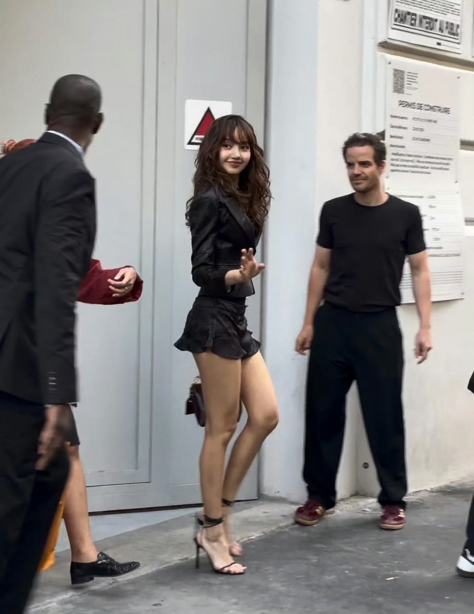 mylittleevilcat's tweet photo. I only saw her legs😭 https://t.co/fVYkZ6zYru