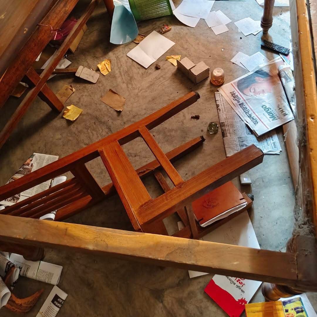 HinduVoice_in's tweet photo. #WestBengal
Today, some angry Hindus vandalised a party office of CPI(Communist Party of India) over insulating remarks about Hanuman Chalisa by a senior CPI leader.
Also, flags of CPI are also burnt down.
Incident is from Paschim Medinipur district.
To show sympathy, comment ‘Om Shanti’