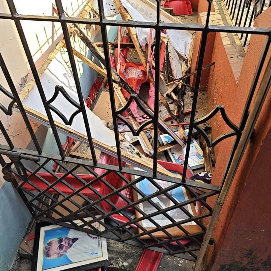 HinduVoice_in's tweet photo. #WestBengal
Today, some angry Hindus vandalised a party office of CPI(Communist Party of India) over insulating remarks about Hanuman Chalisa by a senior CPI leader.
Also, flags of CPI are also burnt down.
Incident is from Paschim Medinipur district.
To show sympathy, comment ‘Om Shanti’