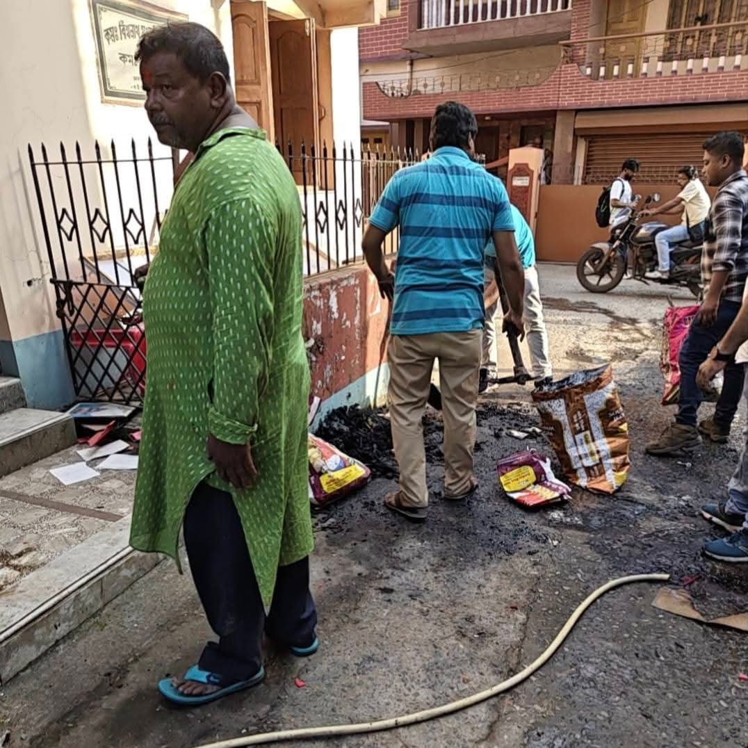 HinduVoice_in's tweet photo. #WestBengal
Today, some angry Hindus vandalised a party office of CPI(Communist Party of India) over insulating remarks about Hanuman Chalisa by a senior CPI leader.
Also, flags of CPI are also burnt down.
Incident is from Paschim Medinipur district.
To show sympathy, comment ‘Om Shanti’