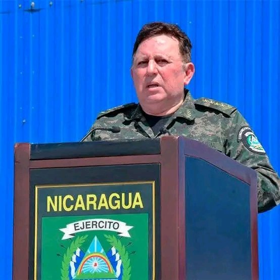 jarquin_norman's tweet photo. #Nicaragua 
Hay una famosa frase que dicta 👇
«La tolerancia llegará a tal nivel que a las personas inteligentes se les prohibirá pensar para no ofender a los imbéciles».

El "ejército" sandino-izquierdista de Nicaragua es la organización que ha llevado las ejecuciones más atroces contra opositores a la dictadura. 

Para recordar uno de los casos: la familia de Elea Valle el "ejército" asesinó a su esposo dos de sus hijos y no le entregaron sus cuerpos a la familia. 

Pero ya es la segunda ocasión que Felix Alejandro Maradiaga Blandon aparece poniendo al "ejército" de Nicaragua como inocentes; en la primera ocasión dijo que contra el ejército no hay pruebas, ahora dice que el ejército debe decidir si va ser parte del problema o la solución. 

La dictadura es conjunto de problemas, entre ese conjunto de problemas está el ejército que actúa como una banda de sicarios al servicio del jefe del cártel que es Daniel Ortega. 

Pero también son parte del problema los dirigentes de las ONGs como Marañaga que quieren salvar a sus amigos de los que un día fue jefe. @CarinesMoncada @EntrelineasNoOf @PsicologoNica @AdamSmithCenter @FloresJudith7