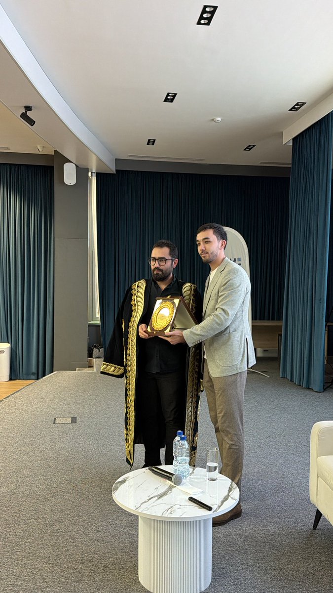 FatihDuman_'s tweet photo. Cânım Özbekistan, güzel Özbekistan… Taşkent’te iki gün boyunca binlerce kardeşim salonu doldurdu. Biletler bir saatte tükendi. Salona Sığmadılar ayakta kaldılar. Saatlerce kitaplarımı imzaladım. İnsan düşününce nasıl şükredeceğini bilemiyorum. İyi ki varsınız kardeşlerim. https://t.co/1rsoRK6e1X