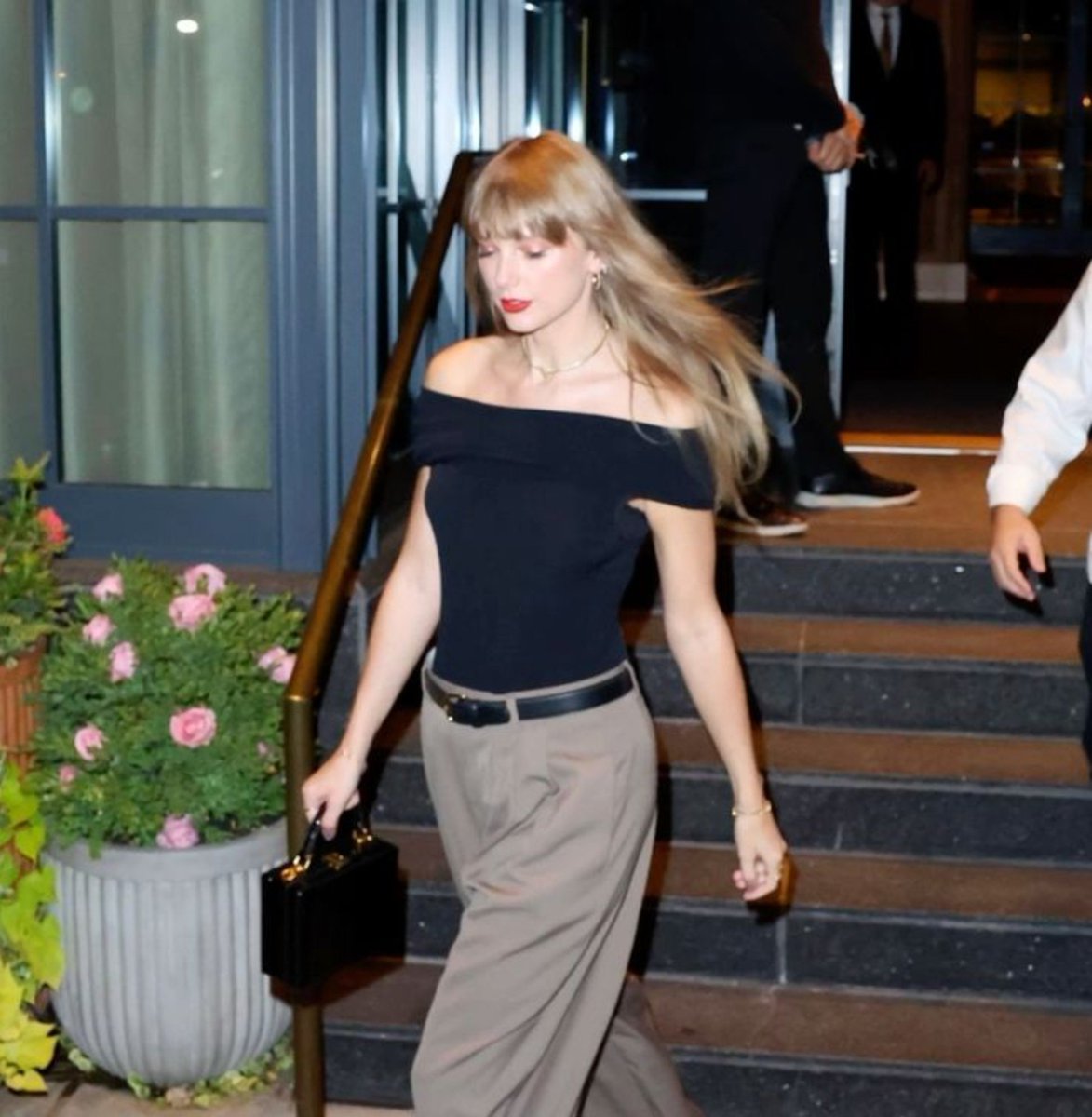 SwiftiesHQs's tweet photo. 🚨 Taylor Swift's next #1 debut on the Billboard Hot 100 will make her the artist with the most #1 debuts in history! https://t.co/nZJxTpfJpj