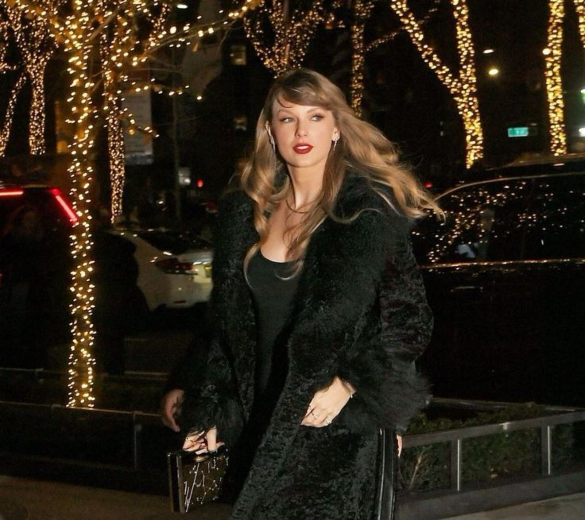 SwiftiesHQs's tweet photo. 🚨 Taylor Swift's next #1 debut on the Billboard Hot 100 will make her the artist with the most #1 debuts in history! https://t.co/nZJxTpfJpj