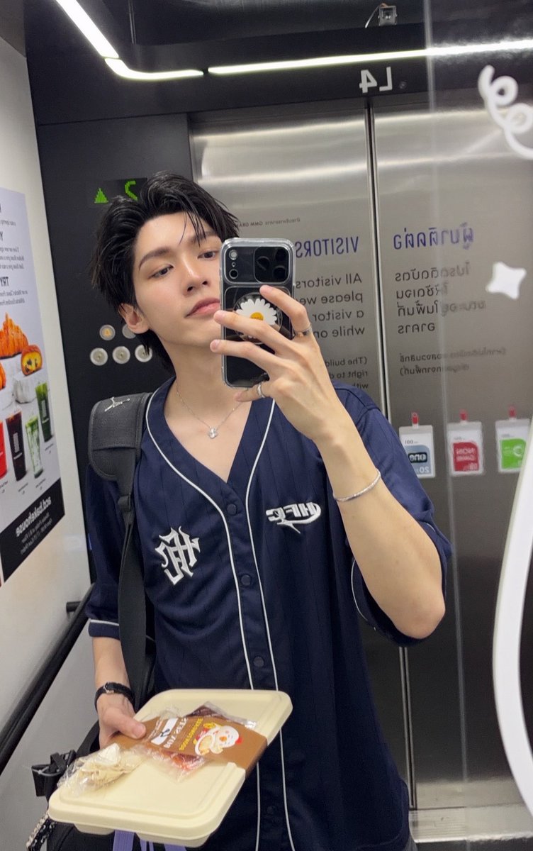 tnbau1's tweet photo. AOU WITH NIVEA TOPS 
#NIVEABodyxAou
#TopsofBeauty2026

วันนี้��อบคุณทางNivea และ Top of Beauty มาดๆนะครับทึ่เชิญอู๋มาดิจกรรมวันนี้สนุกและเสียเหงื่อนิสหน่อย  ขอแสดงความยินดีครบรอบ 100 ปีด้วยนะครับ 101 อย่าลืมอู๋นะ55555555 ขอบคุณทุกคนที่มาหามากๆๆด้วย ดีใจที่ได้เจอ ช่วงนี้เจอกันบ่อยขึ้นอย่างเพิ่งเบื่อกันนะ อยากเจอทุกคนบ่อยๆ แต่กก็กลัวทุกคนจะเบื่อซะก่อน ขอบคุณทุกคนมากๆๆเลย หวังว่าวันนี้จะสนุก และเดินทางกลับบ้านกันปลอดภัยแล้วนะครับ หลายคนคงนอนไปแล้ว ขอโทษที่มาช้าไปหน่อย แต่มาแล้วนะคับ ขอบคุณทีมหน้าจอด้วยนะที่คอยสนันสนุนตลอด ไว้ขอให้ได้เจอกันนะ ขอขคุณทุกคนมากๆๆเลย หวังว่าจะเป็นเดือนท��่ดีของทุกคนนะครับ 💙