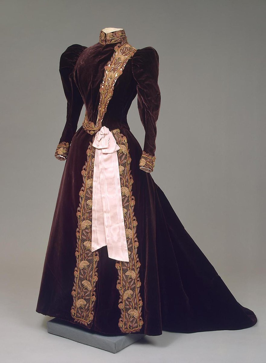 wikivictorian's tweet photo. Evening dress of Empress Maria Feodorovna, 1890s. State Hermitage Museum. https://t.co/ymNrsqRyML