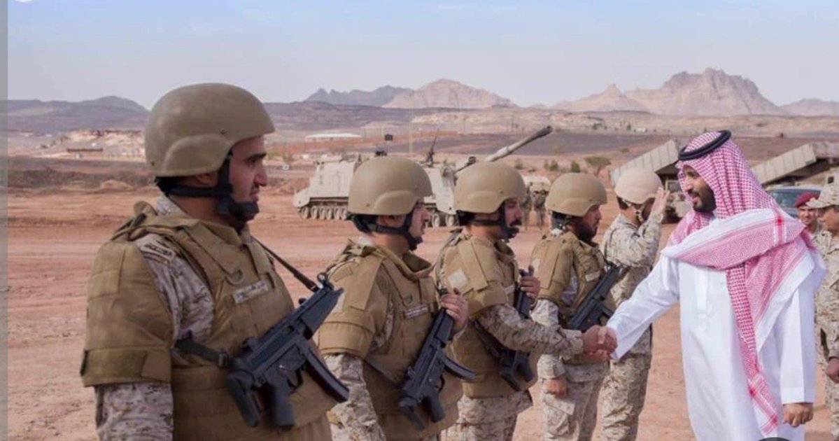 hazazioa's tweet photo. حين يصبح الدعاء جبهةً أخرى للدفاع عن الوطن

في زمن المواجهات لا تقف نصرة الوطن عند حدود الميدان، ولا يحمل مسؤوليتها الجندي وحده؛ فخلف كل جندي وطن، وخلف كل وطن شعب، ومن أعظم ما يملكه المؤمن في ساعات الشدة قلب صادق، وكف مرفوعة، ودعاء لا يفتر.
 
وإن من حق بلادنا علينا، وهي تواجه عدوان الحوثي وتهديداته، أن نبسط أكف الضراعة إلى الله أن يحفظها، وينصرها على من اعتدى عليها، وأن يحفظ ولي أمرنا، ويسدد قادتنا، ويثبت جنودنا المرابطين على الثغور، ويرد كيد المعتدين في نحورهم.
 
ليس من الوفاء أن نتابع أخبار المواجهة وكأن الأمر لا يعنينا، ثم نترك جنودنا وحدهم في الميدان. هؤلاء أبناؤنا وإخواننا، تركوا أهلهم وبيوتهم، ووقفوا على الثغور يحرسون ـ بعد حفظ الله ـ أرضا نمشي عليها آمنين، وبيوتا ننام فيها مطمئنين، ومقدسات تهفو إليها قلوب المسلمين.
 
فإذا كان الجندي يسهر على الثغر حاملا سلاحه، فليسهر المواطن ساعة في محرابه حاملا دعاءه؛ هذا يحرس الحدود، وذاك يسأل الله أن يحفظ الحارس، ويثبت قلبه، ويسدد رميه، ويكفيه شر عدوه، ويرده إلى أهله سالما غانما مأجورا.
 
والدعاء هنا ليس ترفا عاطفيا، ولا كلمات تقال عند اشتداد الأحداث ثم تنسى؛ إنه عبادة، واستعانة بالله، وإعلان صادق بأن النصر مهما تعددت أسبابه فمن عند الله: ﴿وما النصر إلا من عند الله العزيز الحكيم﴾.
 
ونحن حين ندعو لا نستبدل الدعاء بالأسباب، ولا الأسباب بالدعاء؛ بل نأخذ بالقوة، ونحرس الحدود، ونعد ما نستطيع، ثم نتوكل على رب القوة والأسباب. فالسلاح سبب، والجندي سبب، والتخطيط سبب، أما النصر فمن عند الله.
 
وأعظم ما تكون هذه المناجاة في جوف الليل، حين تهدأ الأصوات، وتغلق الأبواب، وينام الناس، ويبقى المؤمن بين يدي ربه. وفي الثلث الأخير من الليل ينزل ربنا سبحانه وتعالى إلى السماء الدنيا نزولا يليق بجلاله، فيقول: «من يدعوني فأستجيب له، من يسألني فأعطيه، من يستغفرني فأغفر له».
 
فيا من تقوم في الثلث الأخير: لا تجعل دعاءك لنفسك وحدها.
 
اذكر وطنك.
 
اذكر ولي أمرك.
 
اذكر جنودك.
 
اذكر أولئك الرجال الذين يقفون على الحدود بينما تنام أنت بين أهلك آمنا مطمئنا.
 
قل في سجودك: يا رب، هذه بلاد الحرمين، وهذه أرض التوحيد، وهذه قبلة المسلمين، فاحفظها بحفظك، واكلأها بعنايتك، وأدم عليها أمنها وإيمانها ووحدتها واستقرارها.
 
والدعاء لولي الأمر بالصلاح والتوفيق والسداد ليس مجاملة لأحد، بل هو دعاء لأمة ووطن؛ فصلاح الراعي صلاح للرعية، وتوفيقه خير للبلاد والعباد. وقد أدرك السلف عظم هذا المعنى حتى قال الفضيل بن عياض رحمه الله: «لو كانت لي دعوة مستجابة ما صيرتها إلا في الإمام».
 
إن من الوفاء للوطن أن يكون لجنوده نصيب من سجودنا، وللمرابطين نصيب من وترنا، ولقيادتنا نصيب من دعائنا، ولأمن بلادنا نصيب من استغفارنا وابتهالنا.
 
ولا تقل: ماذا يصنع دعائي أمام الصواريخ والطائرات والمسيرات والسلاح؟
 
إن رب الصواريخ والطائرات والسلاح هو الله، والذي أبطل النار على إبراهيم قادر على إبطال كيد المعتدين، والذي نصر نبيه ﷺ يوم بدر قادر على أن ينصر عباده، والذي قال: ﴿ويمكرون ويمكر الله والله خير الماكرين﴾ قادر على أن يجعل تدبير المعتدي تدميرا عليه.
 
وإذا كان الحوثي يطلق صاروخا أو مسيرة يريد بها أرضنا وأمننا ومقدراتنا، فإن وراء هذه البلاد ـ بعد حفظ الله ـ رجالا يدافعون عنها، وشعبا يلتف حول قيادته، وملايين الأكف التي ينبغي أن ترتفع إلى السماء تسأل الله الحفظ والنصر ورد العدوان.
 
حين يستهدف العدو بلادك، فليس الوقت وقت شائعة ولا شماتة ولا تخذيل؛ إنها ساعة اجتماع الكلمة، والوقوف مع القيادة، ومساندة الجنود، وحماية الجبهة الداخلية من الفرقة والإرجاف.
 
وما أحوجنا إلى أن نعلم أبناءنا أن أمن الوطن نعمة لا يعرف قدرها حق المعرفة إلا من فقدها، وأن الجندي الذي يقف على الحد لا يحرس قطعة تراب فحسب؛ إنه يحرس بيتك وأهلك ومسجدك ومدرستك ومستشفاك ومستقبل أبنائك.
 
اللهم يا قوي يا عزيز، يا من بيده ملكوت السماوات والأرض، احفظ المملكة العربية السعودية من كل سوء ومكروه.
 
اللهم احفظ خادم الحرمين الشريفين وولي عهده، ووفق ولاة أمرنا لما تحب وترضى، وسدد أقوالهم وأعمالهم وقراراتهم، وأعنهم على ما فيه عز الدين وأمن البلاد وصلاح العباد.
 
اللهم احفظ جنودنا المرابطين على حدودنا، وثبت أقدامهم، واربط على قلوبهم، وقو عزائمهم، وسدد رميهم، واكلأهم بعينك التي لا تنام، وردهم إلى أمهاتهم وآبائهم وزوجاتهم وأبنائهم سالمين غانمين مأجورين.
 
اللهم اكف بلادنا شر عدوان الحوثي، وأبطل كيده ومكره، ورد عدوانه، ومن أراد بلادنا ومقدساتنا وأمننا وجنودنا بسوء فاشغله بنفسه، واجعل تدبيره عليه، واكفنا شره بما شئت وكيف شئت، إنك على كل شيء قدير.
