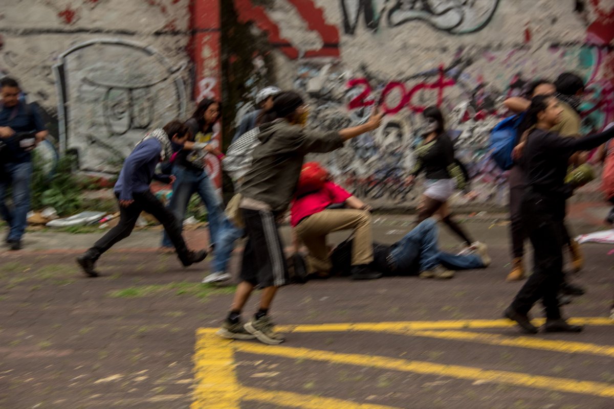 BrigadaAltaVoz's tweet photo. ANTES DE QUE COMENZARA LA MARCHA

2 de octubre de 2026. Aproximadamente las 2 de la tarde. Metro Tlatelolco

Afuera del metro Tlatelolco a unas cuadras de la Plaza de las Tres Culturas, donde hace 58 años el Estado mexicano reprimió y asesinó 

#2DeOctubreNoSeOlvida #Tlatelolco https://t.co/KGN0dltRaM