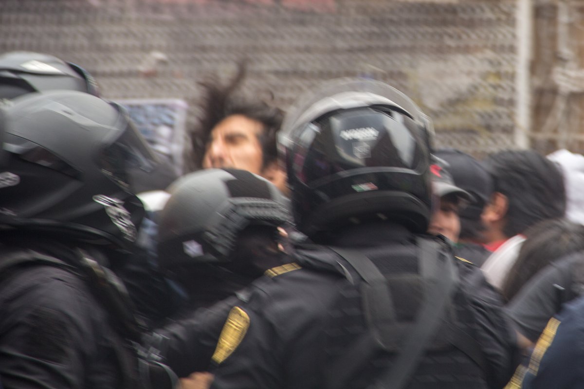 BrigadaAltaVoz's tweet photo. ANTES DE QUE COMENZARA LA MARCHA

2 de octubre de 2026. Aproximadamente las 2 de la tarde. Metro Tlatelolco

Afuera del metro Tlatelolco a unas cuadras de la Plaza de las Tres Culturas, donde hace 58 años el Estado mexicano reprimió y asesinó 

#2DeOctubreNoSeOlvida #Tlatelolco https://t.co/KGN0dltRaM