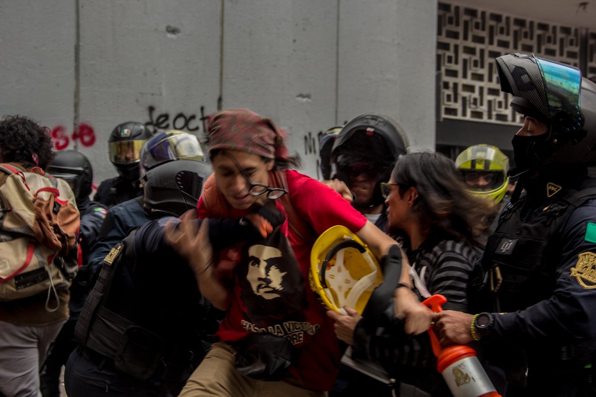 BrigadaAltaVoz's tweet photo. ANTES DE QUE COMENZARA LA MARCHA

2 de octubre de 2026. Aproximadamente las 2 de la tarde. Metro Tlatelolco

Afuera del metro Tlatelolco a unas cuadras de la Plaza de las Tres Culturas, donde hace 58 años el Estado mexicano reprimió y asesinó 

#2DeOctubreNoSeOlvida #Tlatelolco https://t.co/KGN0dltRaM