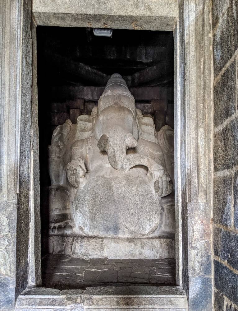 PrithviRPatil's tweet photo. @bokunomitaind India is actually home to so much more than the Taj Mahal.

The photos attached are the ancient ruins of Hampi, a massive UNESCO World Heritage Site.

Ask what isn’t in India! A civilisation with a history stretching from the Middle Eastern sands to Southeast Asia. 🇮🇳🐯 https://t.co/cuB5PTGJey