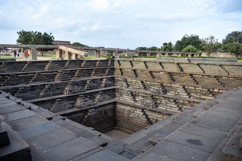 PrithviRPatil's tweet photo. @bokunomitaind India is actually home to so much more than the Taj Mahal.

The photos attached are the ancient ruins of Hampi, a massive UNESCO World Heritage Site.

Ask what isn’t in India! A civilisation with a history stretching from the Middle Eastern sands to Southeast Asia. 🇮🇳🐯 https://t.co/cuB5PTGJey