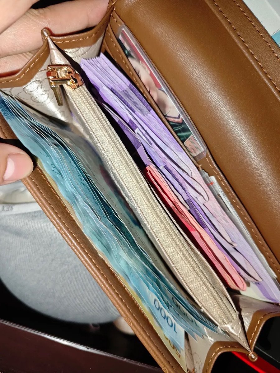 rvinjayx_'s tweet photo. Dear universe, dagdagan mo pa please. My wallet is ready. 😌💸✨ https://t.co/omN6H2RFrL