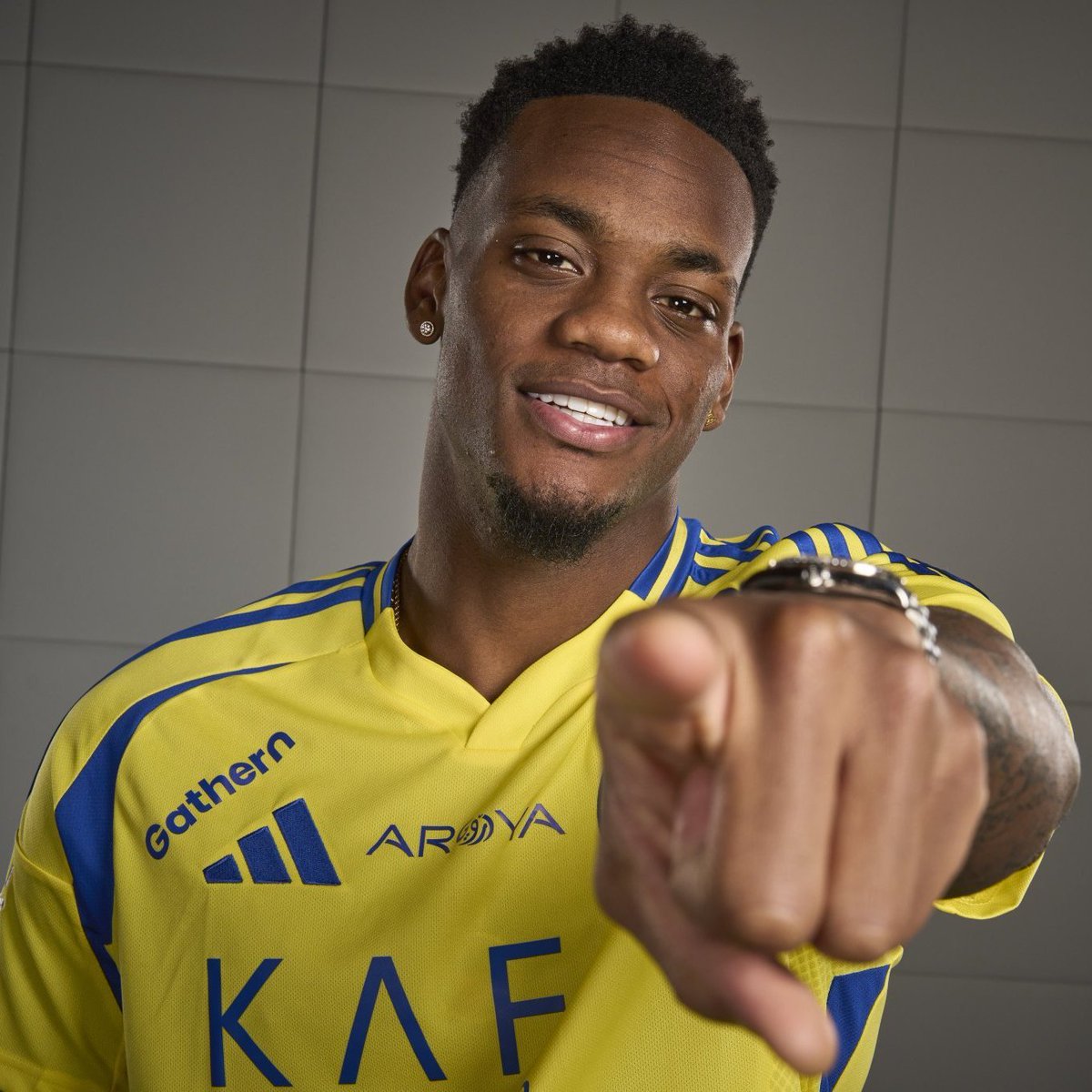 TouchlineX's tweet photo. 🚨🗣️ 𝗡𝗘𝗪: Fred tells says Jhon Durán would refuse to run in training because he was already RICH:

“The craziest guy I played with? Durán, Jhon Durán. That guy doesn’t care about anything at all."

"We’d tell him: ‘Durán, let’s go train, let’s go run a bit over there,’ and he’d reply: ‘I’M ALREADY RICH, I DON’T NEED TO RUN.’ Then he’d just go off to the medical room…"

"Later, when he went to Zenit, I told him: ‘You’re gonna make more money there…’l

"And he replied: ‘THE MORE THE BETTER, THE MORE THE BETTER.’"

“He’s a good guy. You can tell the kid has a good heart."

"But he was at Aston Villa, and then they got him this contract at Al-Nassr, bro… a SURREAL contract."

"HE’S ALREADY BOUGHT ALL OF COLOMBIA.”