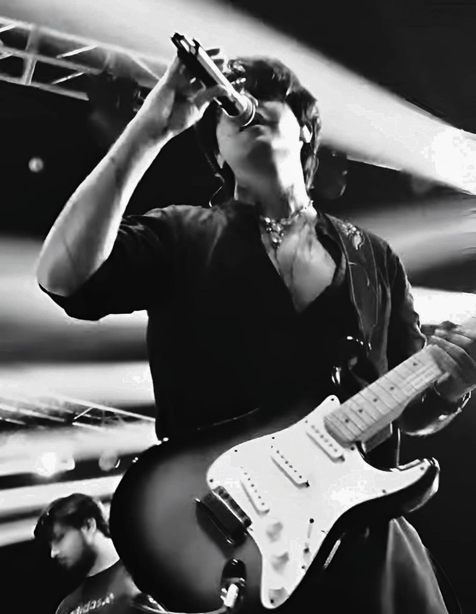 favsseditz's tweet photo. Just him, that mic, and pure rockstar energy 🎸🖤🔥 https://t.co/HFlxCOQZTj