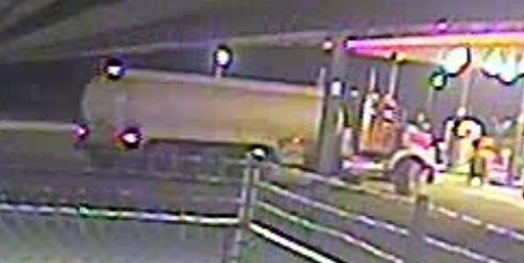 GRCAlberta's tweet photo. #PVA? La GRC d’#Olds enquête sur un vol de gazole survenu le 23 sept. au Westview Coop Cardlock, dans le #comtédeMountainView. Une citerne rouge et blanche à trois essieux a été filmée. Vous avez des informations? Appelez le 310-RCMP (7267). https://t.co/Fl5J730bwr