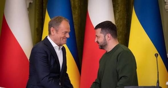 nexta_polska's tweet photo. Zełenski i Tusk uzgodnili osobiste spotkanie

Powodem są kwestie, których, jak powiedział prezydent Ukrainy, nie da się szczegółowo omówić przez telefon. Podczas rozmowy politycy poruszyli przygotowania ukraińskiego systemu energetycznego do zimy oraz możliwość przeprowadzenia technicznych rozmów Ukrainy, USA i Rosji.

„Z naszej strony nie ma żadnych przeszkód, ale ważne jest, aby strona amerykańska przygotowała się ze swojej strony i zapewniła gotowość Rosji” – powiedział.

Ukraiński prezydent podziękował również Tuskowi i Polsce za wsparcie. Data, miejsce i format osobistego spotkania nie zostały na razie ujawnione.