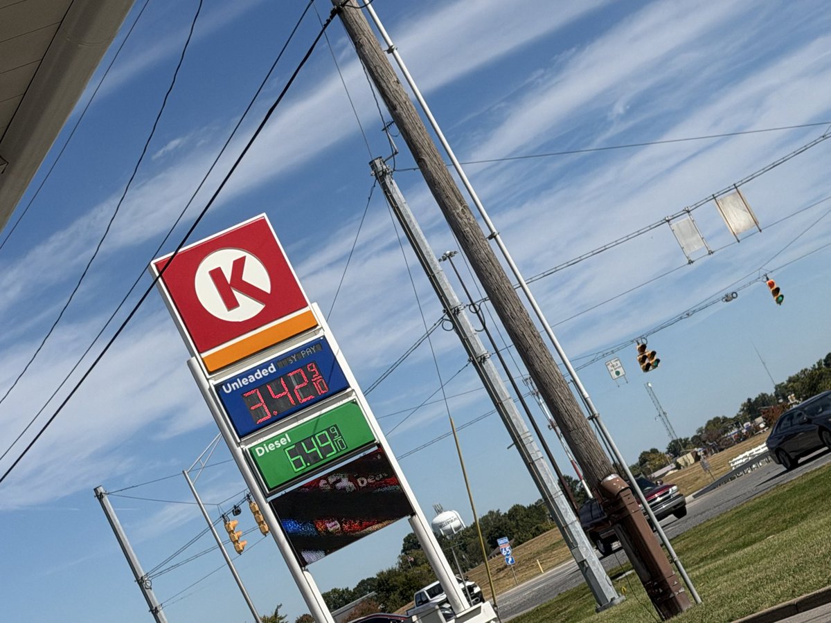 Common_Cent1's tweet photo. I proudly filled up my tank in a small town near Indianapolis yesterday. It was a whole $1.30 cheaper than what I pay in my Chicago Suburb……….Thanks Pritzker 🥴 https://t.co/SttCqh4olR