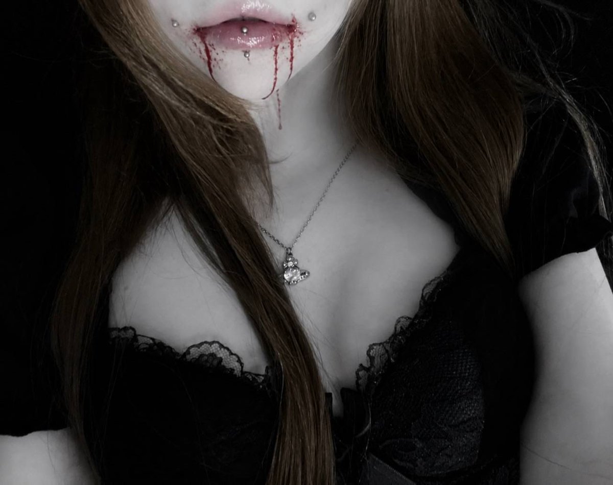 eternaliee's tweet photo. bloody kiss https://t.co/oQpy4DiFt4