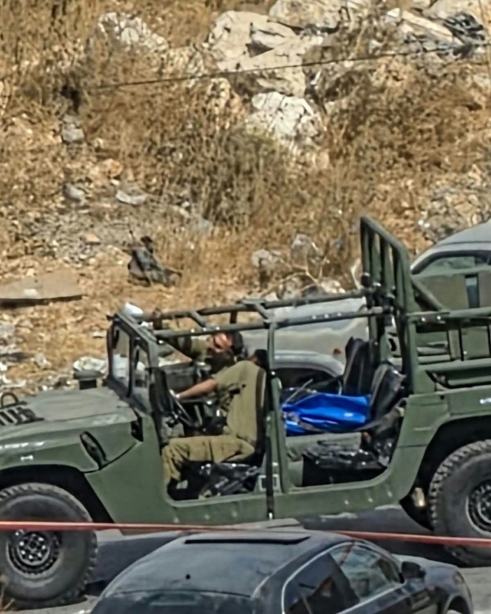 tamerqdh's tweet photo. جنود إسرائيليون يلتقطون صورة "سيلفي" مع جثمان شاب فلسطيني بعد أن قتلوه اليوم في بلدة بني نعيم شرق الخليل في الضفة الغربية. https://t.co/tfjthTbrsF