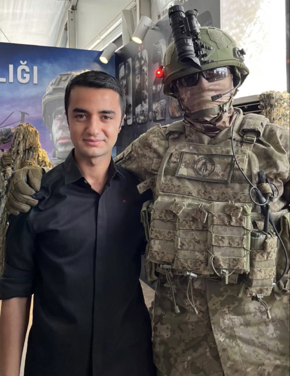 ozgurmeddya's tweet photo. 📌Geçmişte Ekrem İmamoğlu’na destek veren 23 yaşındaki Kaan Karakoçoğlu, TEKNOFEST’e katılıp daha sonra Selçuk Bayraktar’ı övdükten sonra muhalefetteki bazı kişilerin baskı yapması nedeniyle AK Parti’ye destek vereceğini duyurdu.

“Muhalefet içindeki bazı kesimlerin, devletin icraatlarını övdüğüm ve Cumhurbaşkanı Erdoğan'ı takdir ettiğim için bana düşman gözüyle bakmasına, farklı bir nazarla yaklaşmasına ve baskı uygulamasına çok üzüldüm.

Bu tavırlar, 2025 yılında Atatürk Havalimanı'nda düzenlenen TEKNOFEST'e katıldıktan sonra daha da belirginleşti ve iş hayatımı da baskılar üzerinden etkilendi.

Cumhurbaşkanı Erdoğan'ın yerine başka biri gelse daha mı iyi yönetir?

Benim için uyanmak geç oldu; ama güç olmadı!

Beni bilen bilir: Hak edeni tebrik etmek ve desteklemek gerektiğini hep söyledim, söylemeye de devam edeceğim.”