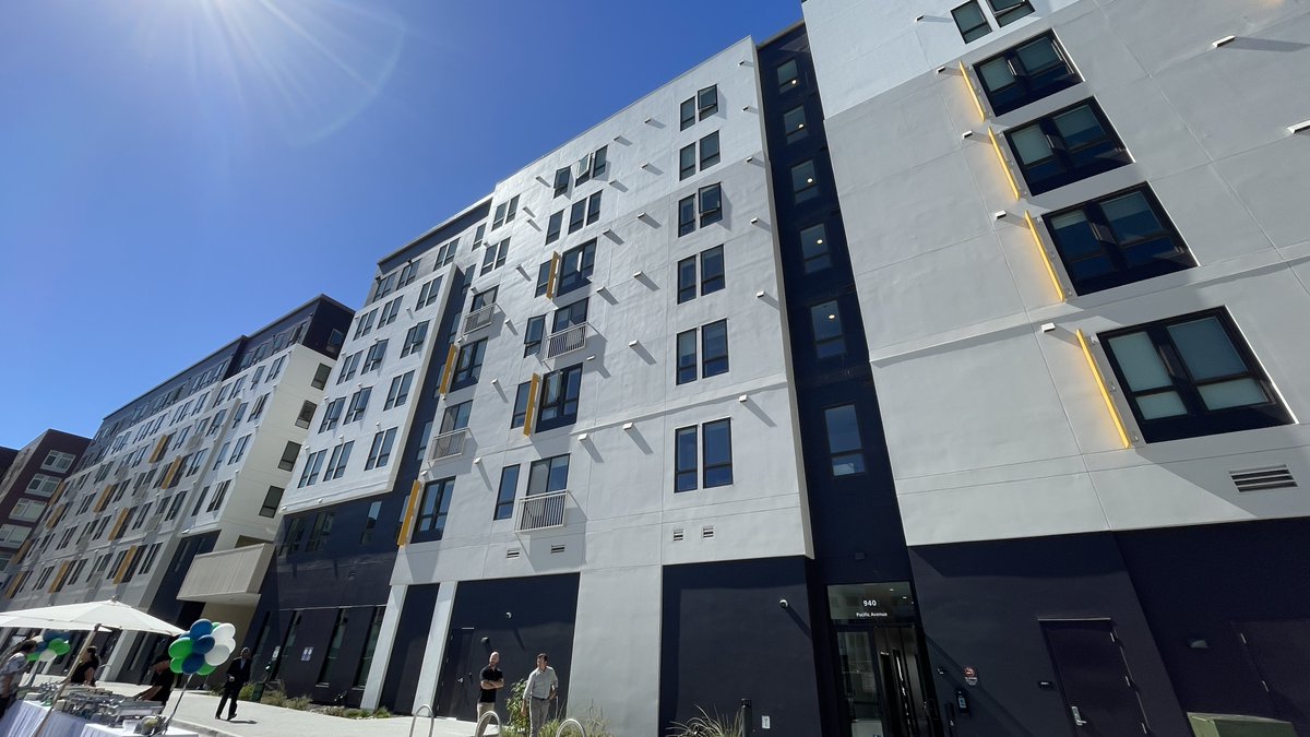 California_HCD's tweet photo. Developed by @EdenHousing, Pacific Station North Apartments will offer affordable homes for families with low incomes, including 32 units for families who are at risk of homelessness & 11 units for those receiving supportive housing assistance. #HousingForAll #WhereFoundationsBegin