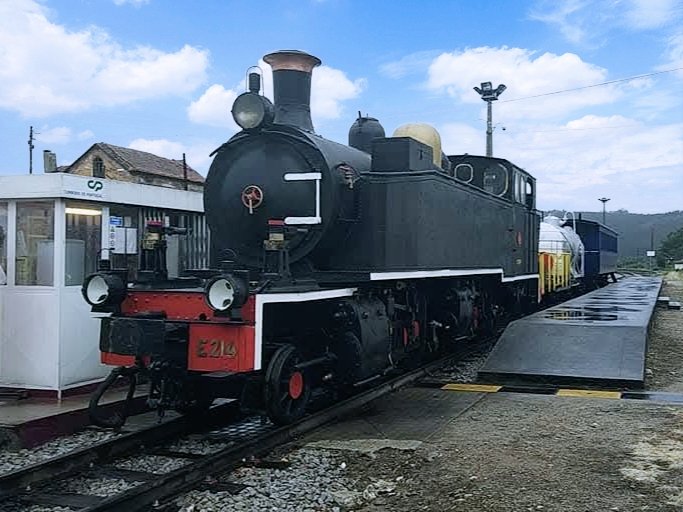mclvouga's tweet photo. 📸 15 Anos, 15 Memórias: A Luta pela Linha do Vouga

2️⃣0️⃣1️⃣9️⃣ — O Regresso do Vapor: 20 Anos Depois, a História Voltou a Fazer-se nos Carris

🔍 Artigo completo: https://t.co/X8mWnjAxja

📍 Sernada do Vouga, 2019
📸 Foto: Bruno Soares 

#mclv
#linhadovouga
#vouguinha
#15anosMCLV https://t.co/OGPK7jrmwO