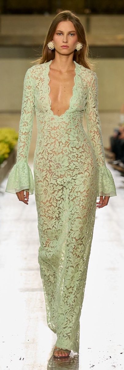 fashion_shw's tweet photo. اللون الأخضر النعناعي من عروض أسابيع الموضه لربيع وصيف 27 ، هل أنتم من محبين هذا اللون؟ https://t.co/3NrEmLn19x