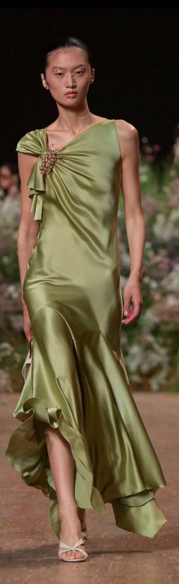 fashion_shw's tweet photo. اللون الأخضر النعناعي من عروض أسابيع الموضه لربيع وصيف 27 ، هل أنتم من محبين هذا اللون؟ https://t.co/3NrEmLn19x