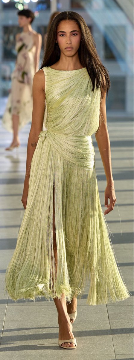 fashion_shw's tweet photo. اللون الأخضر النعناعي من عروض أسابيع الموضه لربيع وصيف 27 ، هل أنتم من محبين هذا اللون؟ https://t.co/3NrEmLn19x