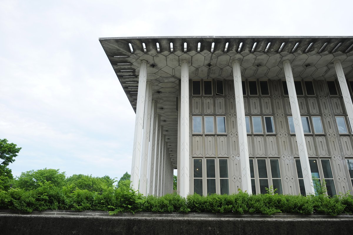 HarrisPolicy's tweet photo. For anyone in the Keller Center who has been following recent news about the Kennedy Center and noticing something familiar: you’re not imagining it. Both buildings were designed by Edward Durell Stone, one of the defining modernist architects of the 20th century. https://t.co/VDnUbnbBmP