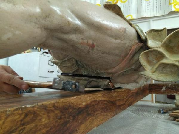 gomezdetejada's tweet photo. Una “cápsula del tiempo” en el interior de una talla de Cristo. Se trata de dos pergaminos escritos por las dos caras en los que un capellán describió, en 1777, cómo vivía la gente de la época. El descubrimiento tuvo lugar en una iglesia de la localidad burgalesa de Sotillo de la Ribera (Castilla y León, España).  

El documento, escrito con pulcra caligrafía, se extrajo del interior de las nalgas de la talla de un Cristo del siglo XVIII y está firmado por el capellán de la catedral de Burgo de Osma (Soria), Joaquín Mínguez. Las responsables del hallazgo son dos restauradoras de la empresa Da Vinci Restauro, que bajaron la imagen del Cristo del altar y retiraron un paño que protegía la parte trasera de la talla. Explican a la prensa que los pergaminos contienen información económica, política, religiosa y cultural.